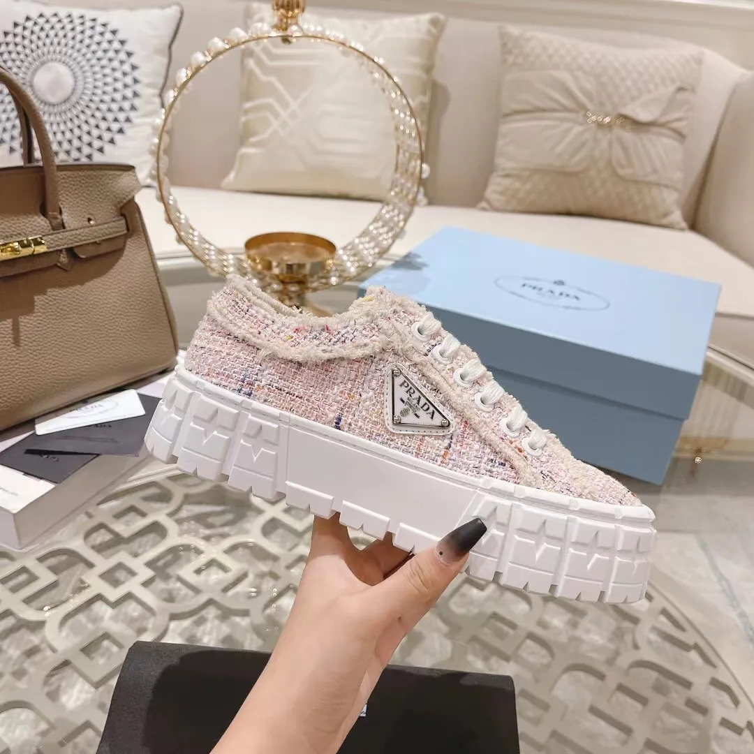 👟👟Ex-factory price 460👟👟 PRADA 2 autumn and winter new model Upper: washed canvas, lining sheepskin The latest thick-soled fashion catwalk shoes Re-released [Strong] Elegant and generous [Rose] Outsole: One-to-one molded sole Original packaging Heel height 5cm, original metal triangle buckle, four colors available Black, White, Light Pink, Light Blue Code Number: 35-41 34.42 can be customized